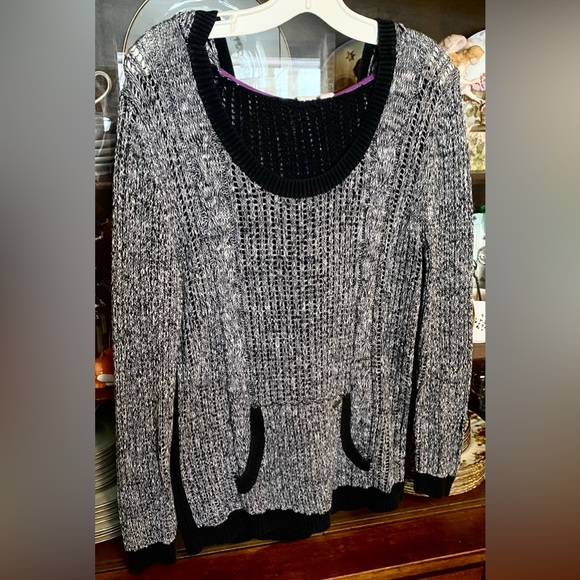 ROXY knitted pullover sweater with hood and front pocket. - Picture 1 of 8